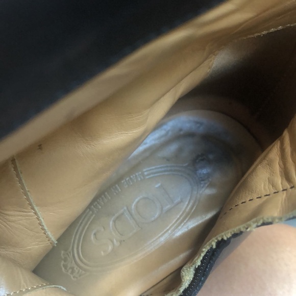 Tod’s Classic Leather Bootie Side Zip Stacked Heel - Picture 6 of 9